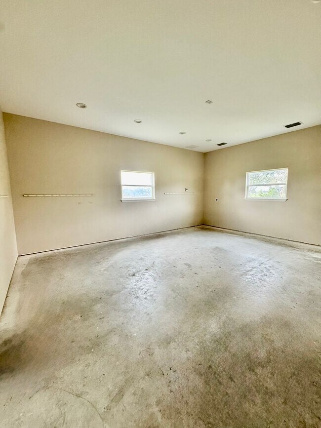 Building Photo - Elegant Estate in the Country Club Setting-Mother in law suite