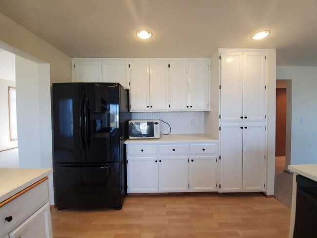 Building Photo - 4-Bedroom, 2.5-Bath located in Horn Rapids...