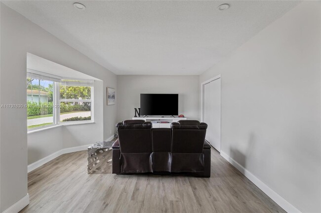 Building Photo - 608 1st Key Dr