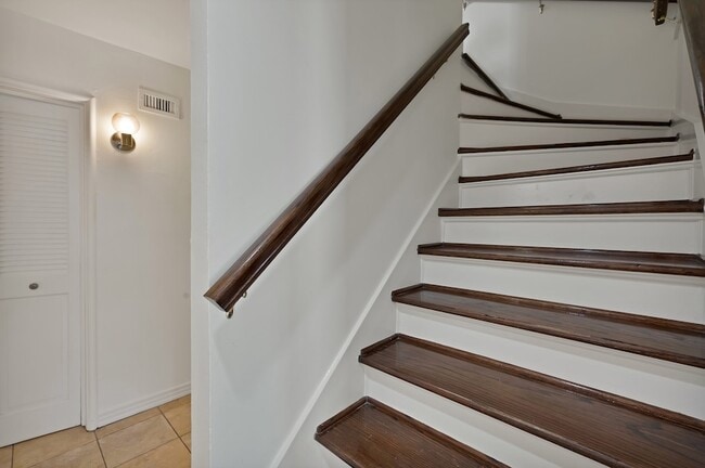 Building Photo - 3414 Westcliff Rd S