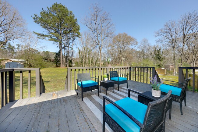 Building Photo - 2062 Woodbine Cir