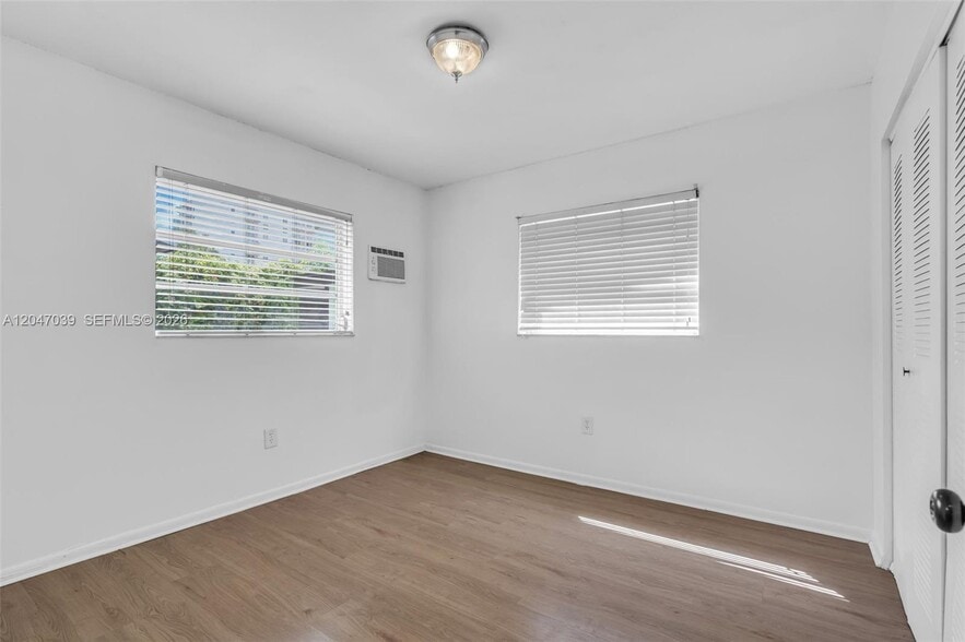 Building Photo - 2809 SW 23rd Ter