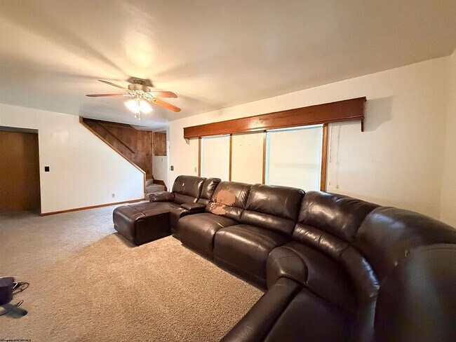 Building Photo - Large 4 Bedroom Home Near WVU, Hospitals & Downtown Morgantown