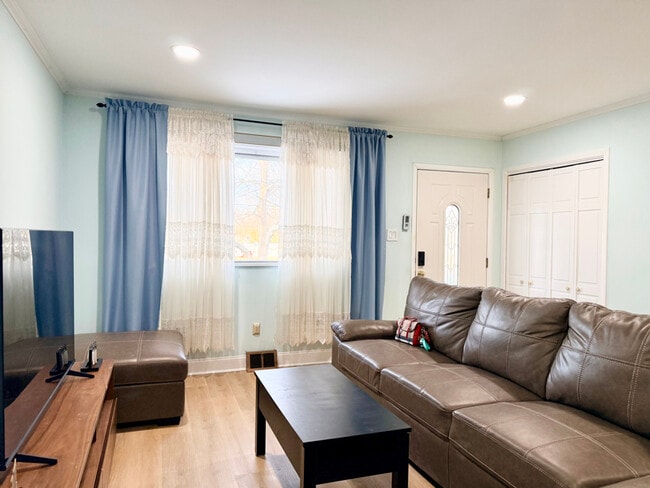 Building Photo - 613 Williams Terrace