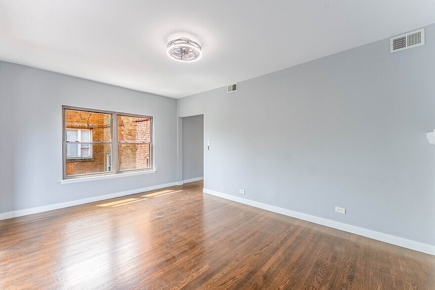 Building Photo - 7630 N Marshfield Ave