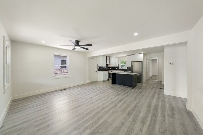 Building Photo - 2624 Woodbine Ave
