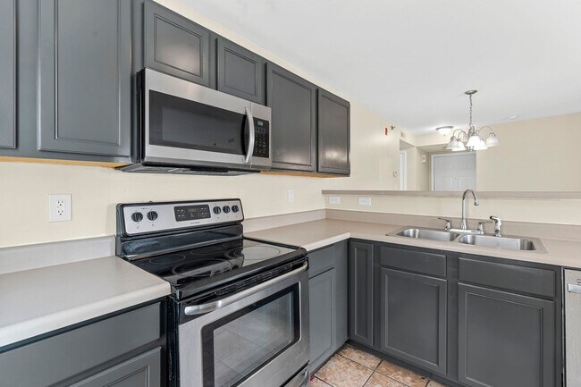 Building Photo - Spacious 2-Bed, 2-Bath Condo