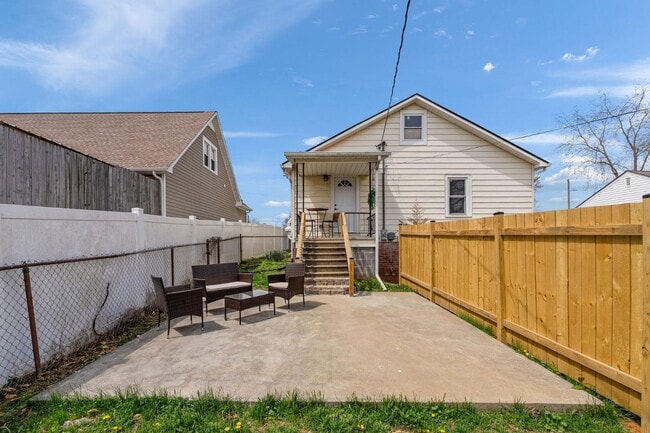 Building Photo - 142 E Park Dr