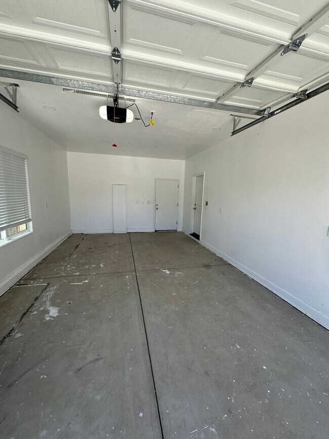 Building Photo - 909 E Olive Ave