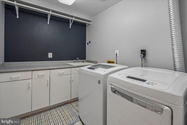 Building Photo - 4400 Loganberry Ln