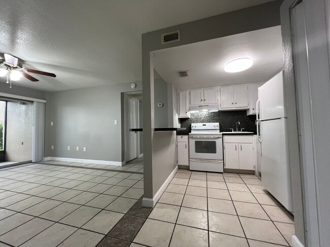 Building Photo - Altamonte Springs 1/1 Condo ~ Lakefront Community ~ Great Amenities!!