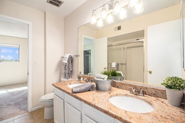 Building Photo - Well Maintained 2 Bed, 2 Bath Townhome in ...