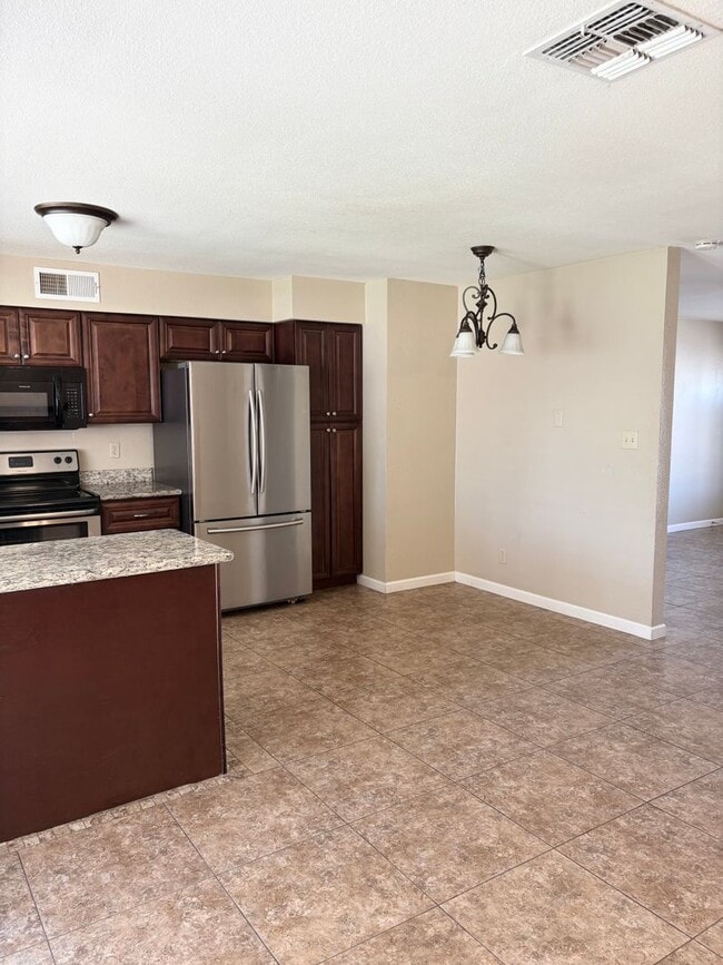 Building Photo - **Excellent 3br/2ba/2garage HOUSE (ELLIOT & DOBSON)** **MOVE-IN SPECIAL 50% OFF MOVE-IN MONTH!!!!**