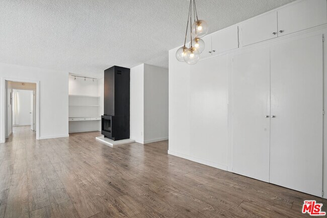 Building Photo - 930 3rd St
