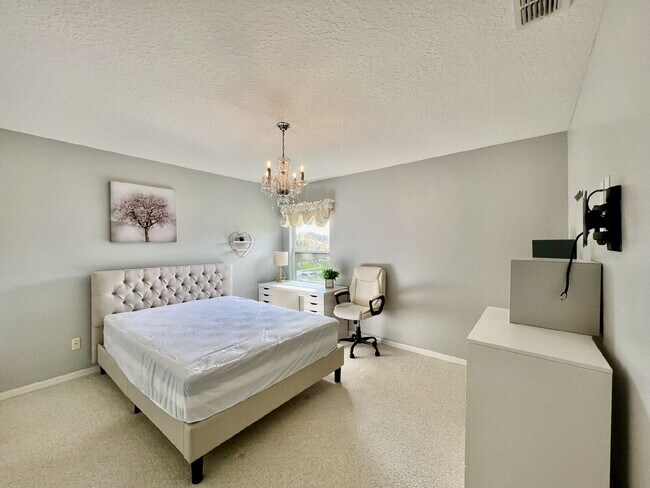 Building Photo - "Golf Course Living! Spacious 3-Bed, 2.5-Bath Home with 2,829 Sq Ft at The Oaks"