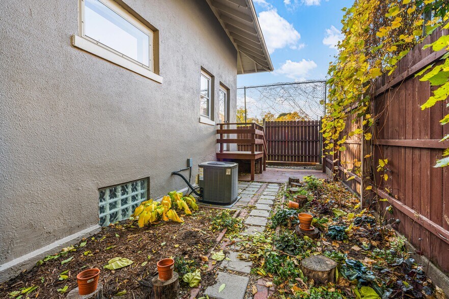 Building Photo - 127 Trowbridge St NE