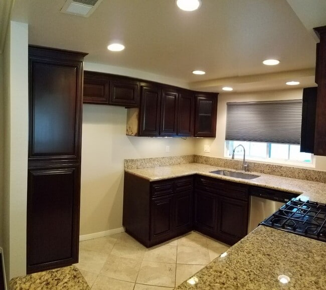 Building Photo - Beautiful 2 Bedroom Home in Irvine