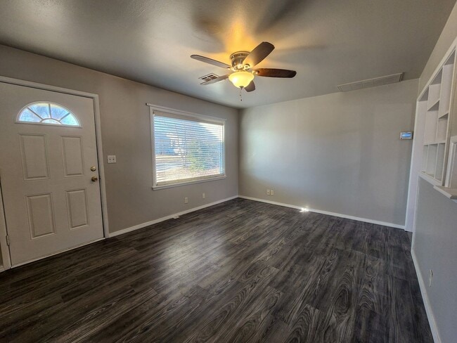 Building Photo - Cute 2 bed 1 bath house with 1 car garage