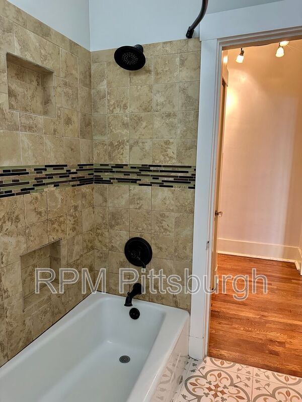 Building Photo - 1101 Linden Pl