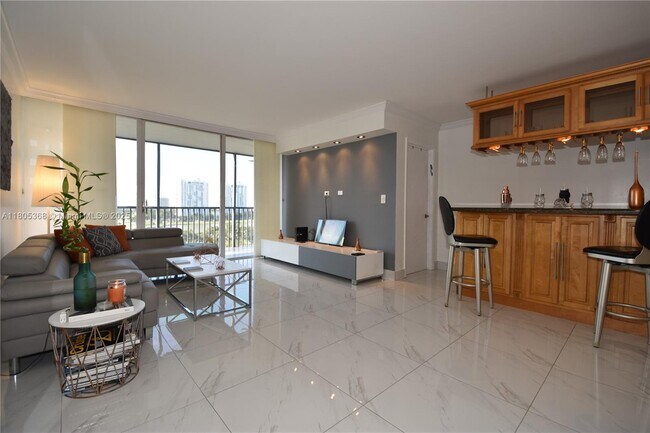 Building Photo - 3731 N Country Club Dr