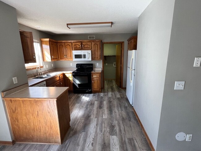 Building Photo - 3 Bed, 1.5 Bath Duplex with Garage and Extra Storage Space!