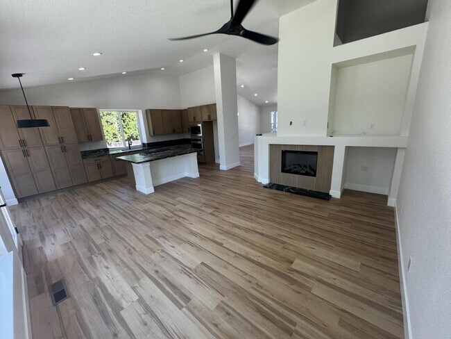 Building Photo - 1665 Southview Dr