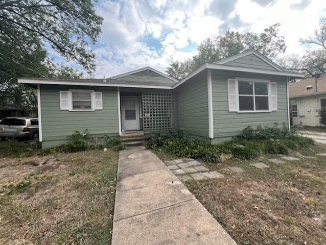 Building Photo - 304 N Oak St