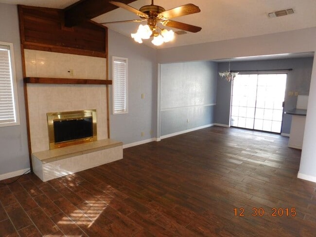 Building Photo - 2215 Phyllis Dr