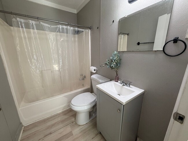 Building Photo - Renovated 2/1 House in North Rome- $1,095