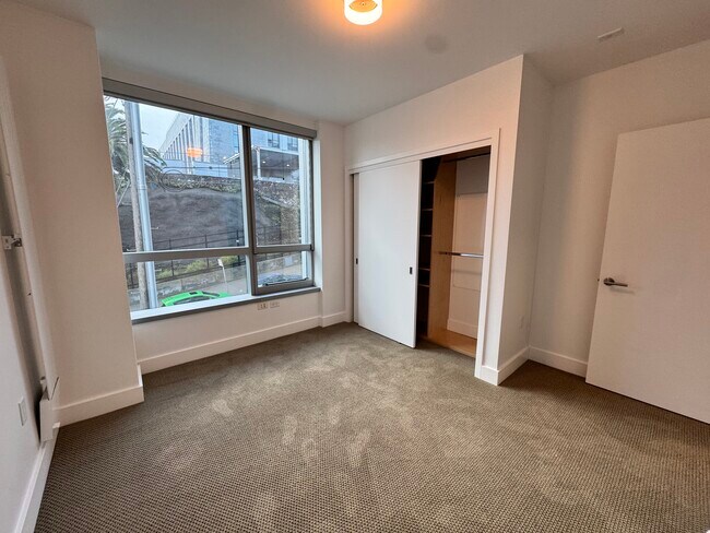 Building Photo - 8 Buchanan-301