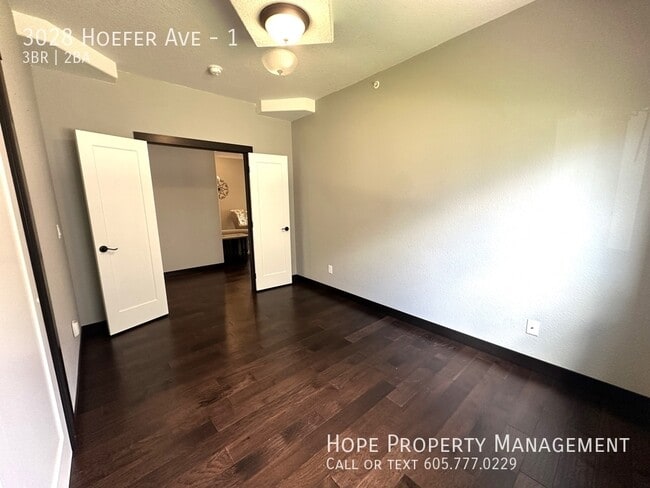Building Photo - 3028 Hoefer Ave