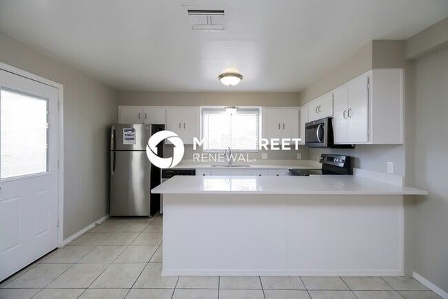 Building Photo - 4 Bedroom Pet-Friendly Home in Phoenix, AZ with Main Street Renewal