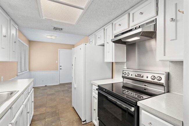 Building Photo - 8301 Greenslope Dr