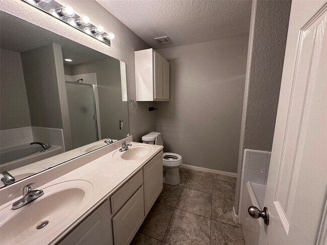 Building Photo - 2303 Summit Meadow Dr