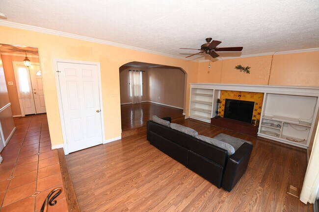 Building Photo - Gorgeous 4 BR 2+2 Baths Colonial - Finished Walk-Out Basement and Car Garage