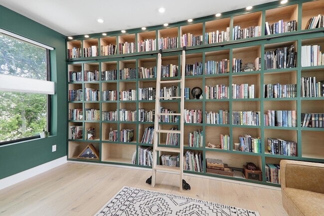 Building Photo - 201 Kahana Ln