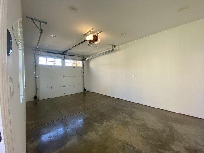 Building Photo - 1026 Iris St