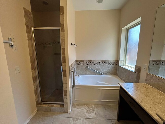 Building Photo - Elegant Living in the Heart of OKC – Impec...