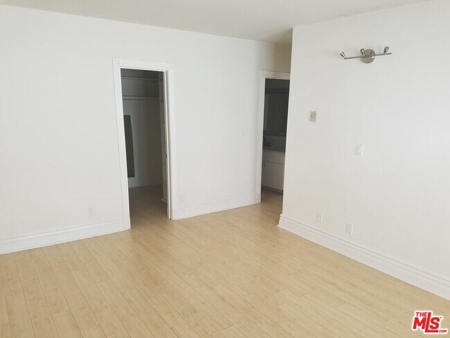 Building Photo - 827 2nd St