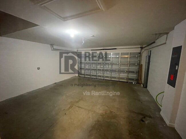 Building Photo - 443 Shadow Lakes Dr