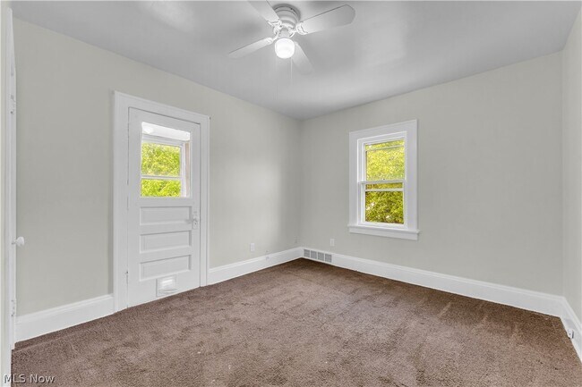 Building Photo - 954 E 239th St