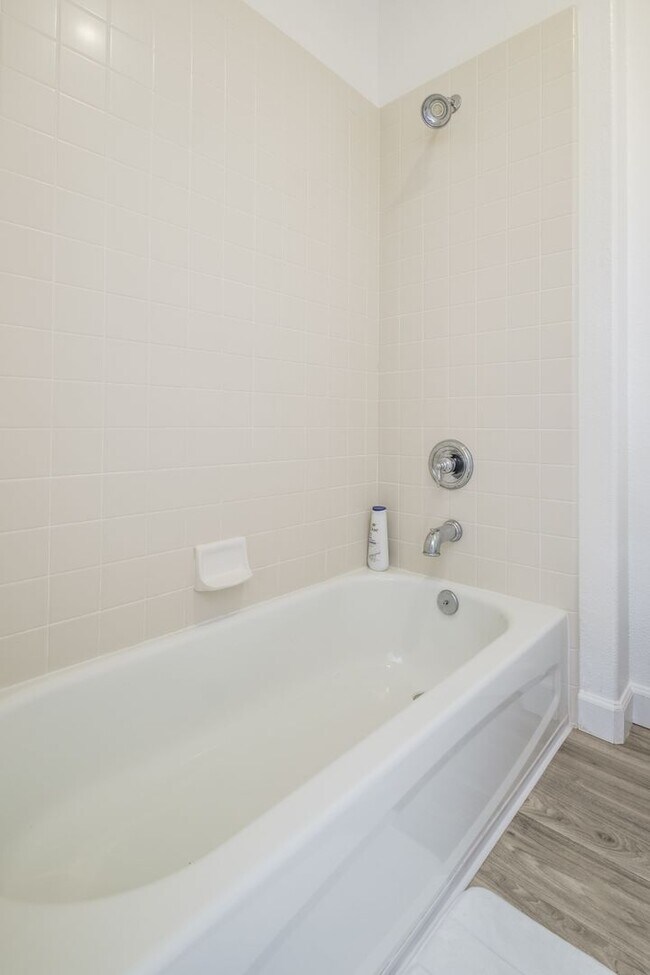 Building Photo - 4 Bedroom Fully Furnished Mid-term Rental