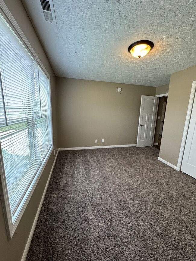 Building Photo - 3 Bedroom Single Family Home Available in ...