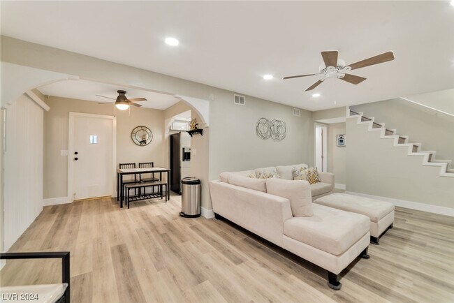 Building Photo - 900 Willow Tree Dr