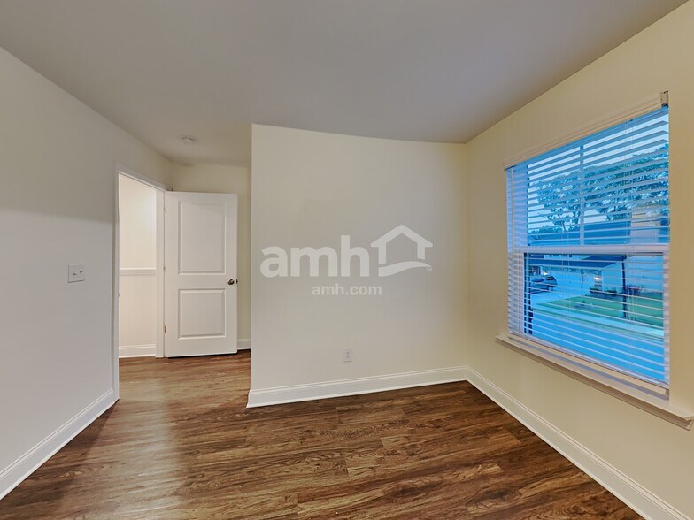 Building Photo - 246 Lake Vista Dr