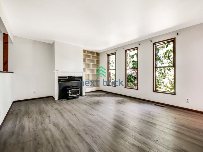 Building Photo - 4 Bed 2.5 Bath Single-Family House at the ...
