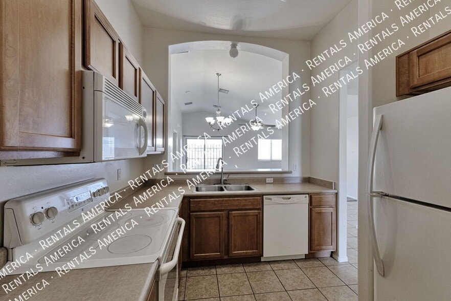 Building Photo - 6615 E Splendid Ln