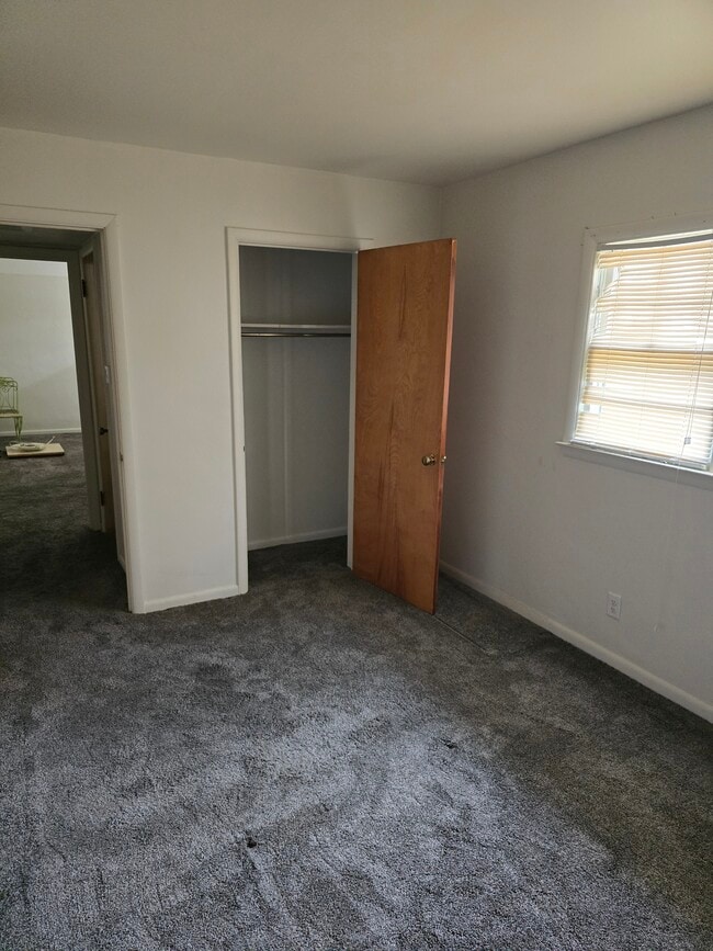 Building Photo - 323 Cherokee Ln