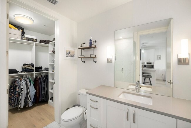 Building Photo - Beautiful Modern 1BR in Prime LoHi Locatio...