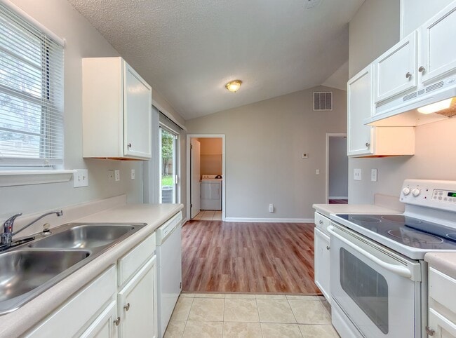 Building Photo - LOVELY SE 3/2 w/ New Paint, Fireplace, Fenced Yard, Vaulted Ceilings, Washer/Dryer, & No Carpet! ...